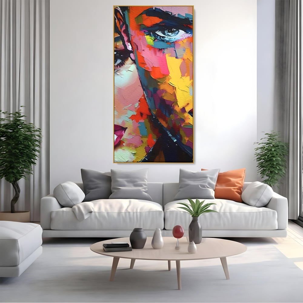 Tablou canvas cu tablou canvas cu chipuri in culori vibrante, in rama de aluminiu auriu, pe perete intr-un living